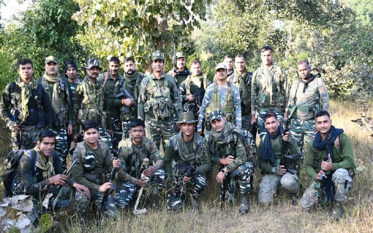 झारखंड में नक्सलियों के खिलाफ लातेहार पुलिस को बड़ी सफलता, सिलिंडर बम व टिफिन बम समेत विस्फोटक बरामद