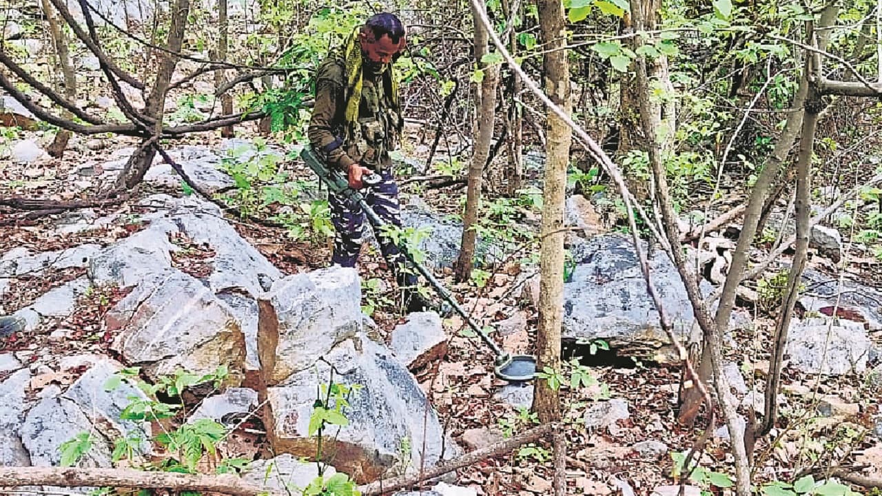 बिहार: जमुई के जंगल में जवानों को IED से उड़ाने की थी तैयारी, नक्सलियों ने छुपा कर रखे थे 15 किलो विस्फोटक