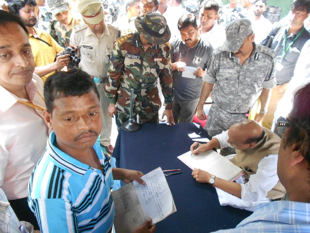 केंद्रीय मंत्री Rajnath Singh को सारंडा के विकास के लिए पत्र सौंपने वाले पूर्व नक्सली की सांप काटने से मौत