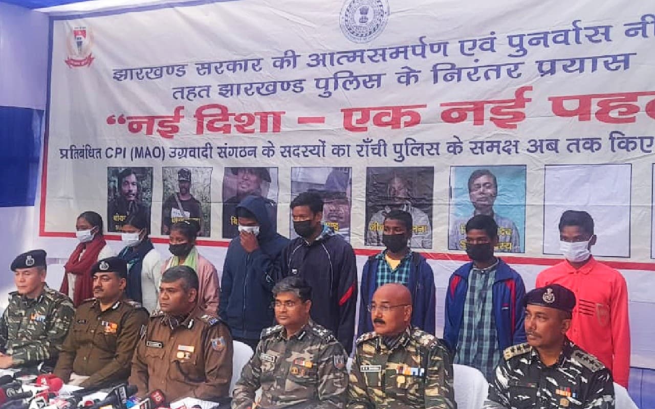 मिसिर बेसरा, अनल दा दस्ते के 8 नक्सलियों ने रांची में किया सरेंडर, जानें उन उग्रवादियों के बारे में