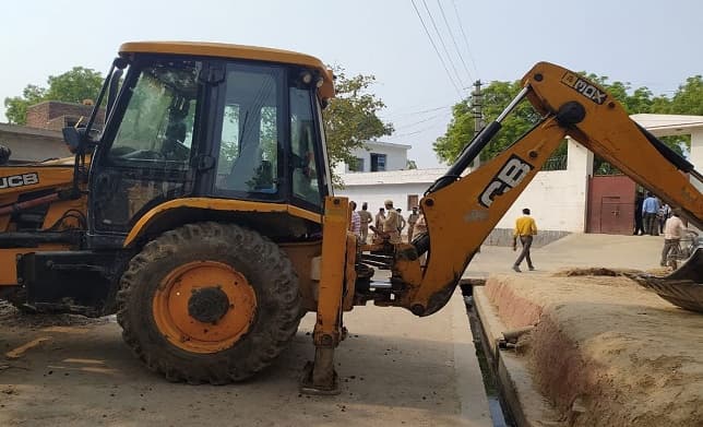 Kanpur Encounter : हिस्ट्रीशीटर विकास दुबे पर कार्रवाई, घर गिरा रहा है प्रशासन, देखें वीडियो