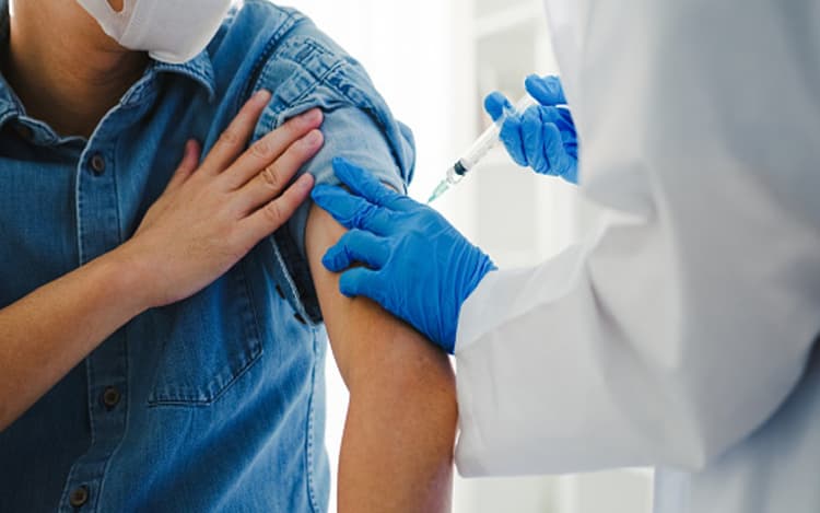 Covid Vaccine: स्वास्थ्य मंत्रालय नए कोरोना टीके नहीं खरीदेगा, सरकार के पास अभी 3 करोड़ टीकों का स्टॉक