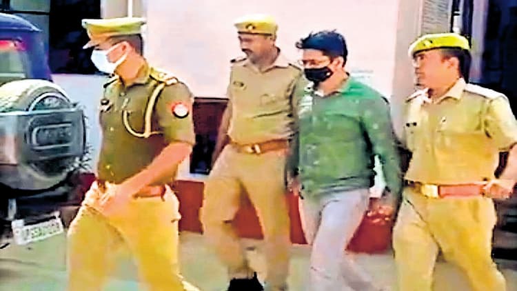 NEET EXAM: सॉल्वर गैंग से जुड़ा इनामी मेडिकल अफसर वाराणसी में गिरफ्तार, पटना के सेंटरों से भी थी सेटिंग