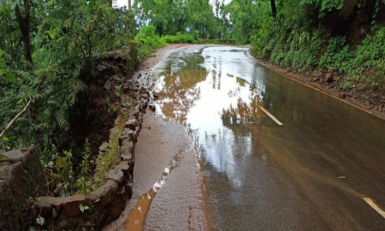 पहाड़ों की रानी नेतरहाट घाटी में संभल कर सफर करें, क्षतिग्रस्त है गार्डवाल, धंस रही है सड़क