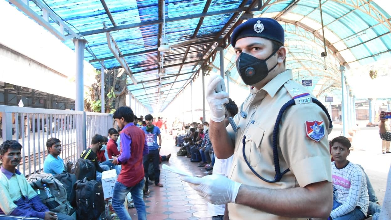 बंगाल से मैथन में प्रवेश कर रहे प्रवासी मजदूरों को रोकने पर हंगामा