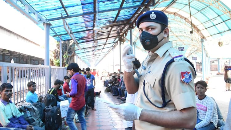 बंगाल से मैथन में प्रवेश कर रहे प्रवासी मजदूरों को रोकने पर हंगामा