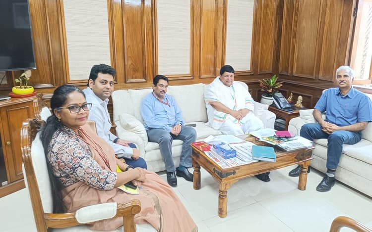 नयी दिल्ली: केंद्रीय कृषि सचिव से मिले कृषि मंत्री बादल पत्रलेख, सूखा राहत के लिए मांगे 9682 करोड़ रुपये