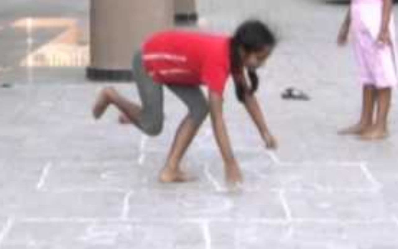 Jharkhand News: स्कूलों में अब बच्चे करेंगे कितकित, खेलेंगे गुलेल और कंचा