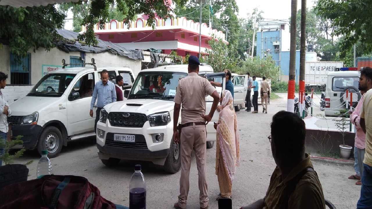 बिहार: पिता विदेश में और बेटों का PFI से कनेक्शन, जानिए NIA मोतिहारी में क्यों कर रही ताबड़तोड़ छापेमारी.. बिहार: पिता विदेश में और बेटों का PFI से कनेक्शन, जानिए NIA मोतिहारी में क्यों कर रही ताबड़तोड़ छापेमारी..