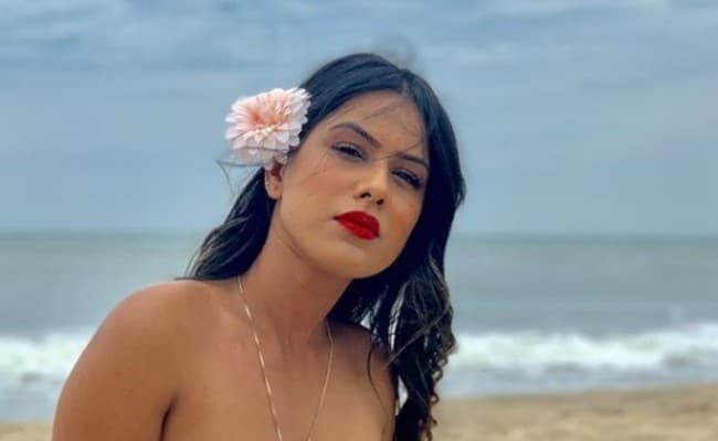 निया शर्मा का व्हाइट क्रॉप टॉप में दिखा बोल्ड अंदाज, एक्ट्रेस की इन तसवीरों पर आया फैंस का दिल