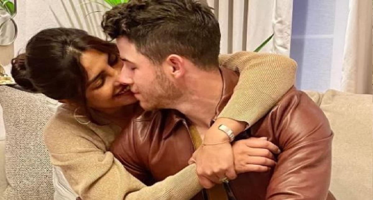 प्रियंका चोपड़ा ने निक जोनस संग रोमांटिक अंदाज में सेलिब्रेट की एनिवर्सरी, कैंडल लाइट्स और गुलाब...VIDEO