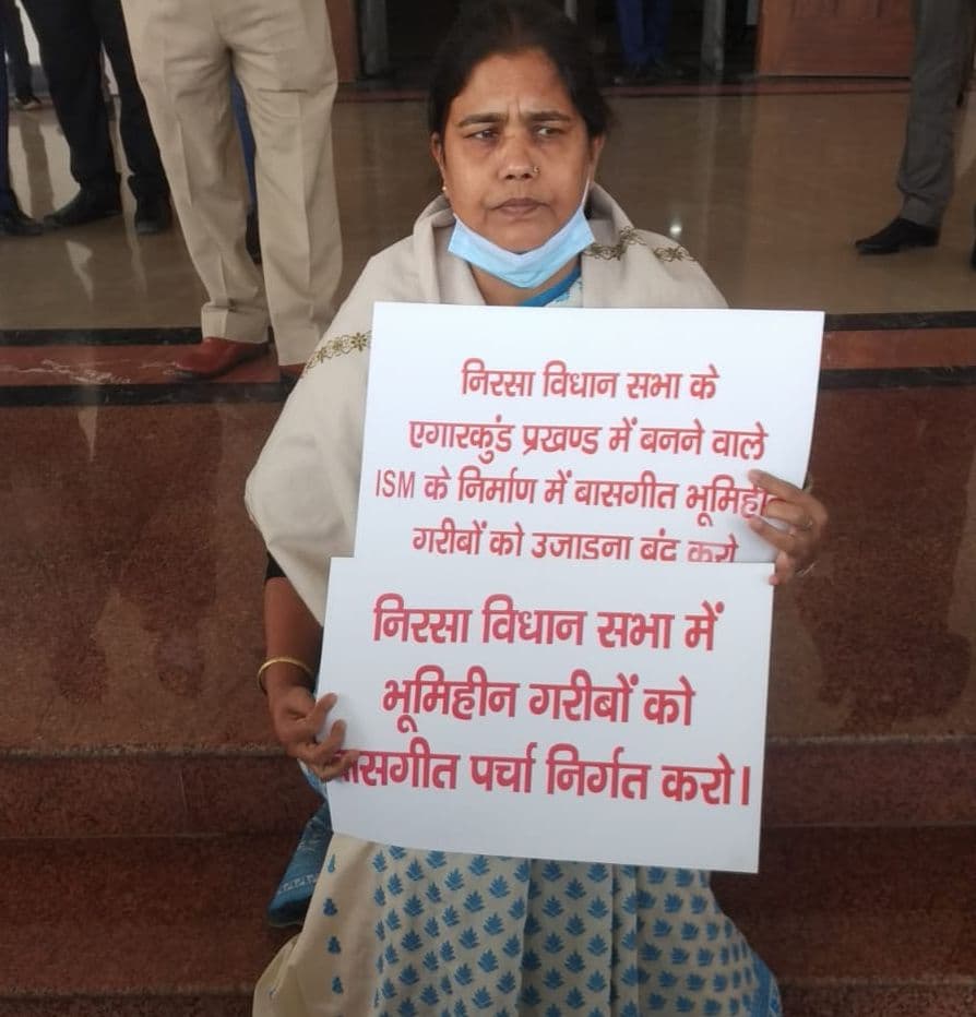 झारखंड विधानसभा के बाहर जारी है विपक्ष के नेताओं का धरना प्रदर्शन, जानें किन विधायकों की क्या है मांग