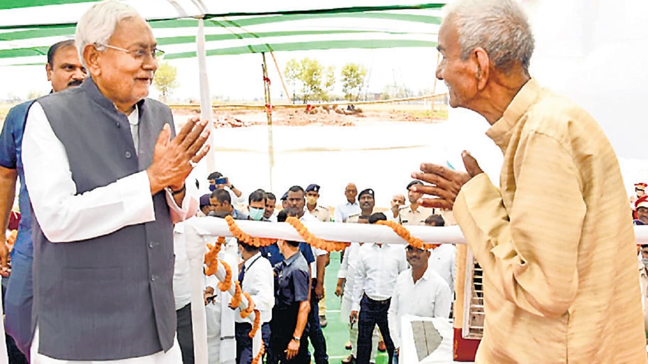 नीतीश कुमार पुराने साथियों से क्यों कर रहे हैं मुलाकात? सीएम ने क्षेत्र भ्रमण के पीछे की वजह को बताया नीतीश कुमार पुराने साथियों से क्यों कर रहे हैं मुलाकात? सीएम ने क्षेत्र भ्रमण के पीछे की वजह को बताया