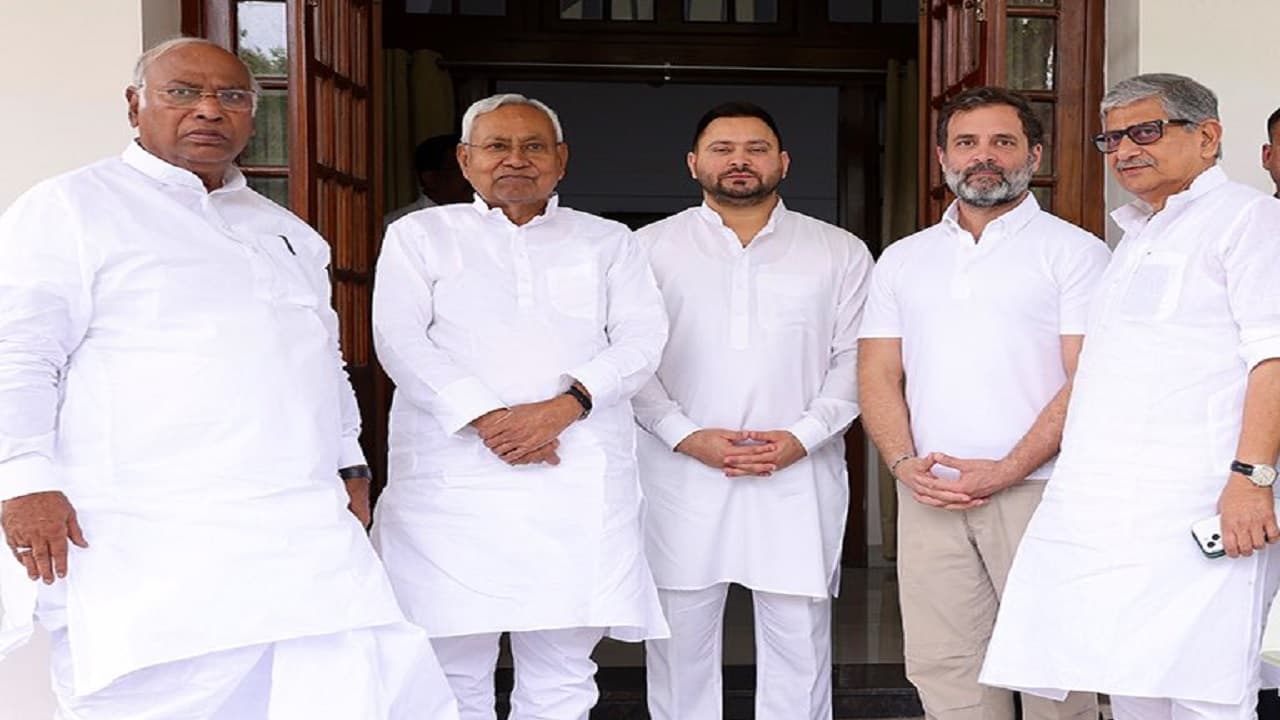 मिशन 2024: विपक्ष का प्रधानमंत्री चेहरा कौन होगा? नीतीश-राहुल व केजरीवाल की बैठक के बाद आया ये बयान.. मिशन 2024: विपक्ष का प्रधानमंत्री चेहरा कौन होगा? नीतीश-राहुल व केजरीवाल की बैठक के बाद आया ये बयान..