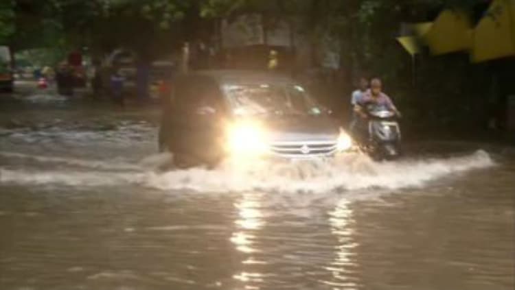 Cyclone Nivar के कारण आंध्र प्रदेश में मूसलाधार बारिश, एक व्यक्ति की मौत, जनजीवन अस्त-व्यस्त