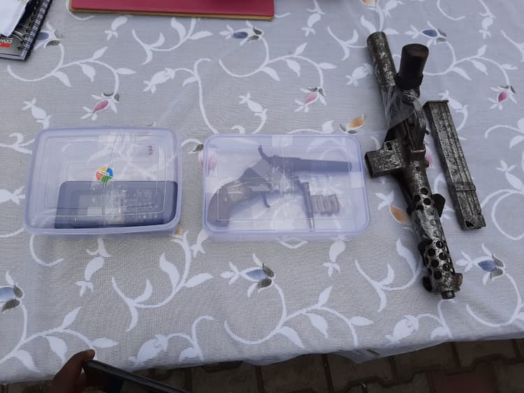 पीएलएफआई के दो नक्सलियों को पुलिस ने हथियार के साथ दबोचा, ऑटो से कहां जा रहे थे नक्सली ?