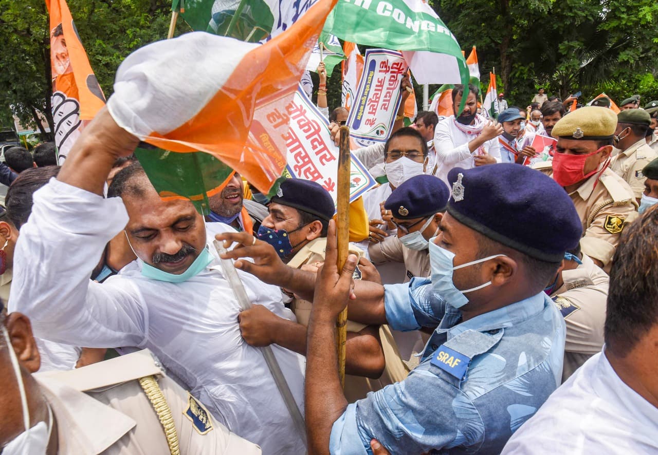 पेगासस मामले को लेकर सदन से सड़क तक हंगामा, यूपी में पुलिस से भिड़े कांग्रेसी, कई नेता और कार्यकर्ता गिरफ्तार पेगासस मामले को लेकर सदन से सड़क तक हंगामा, यूपी में पुलिस से भिड़े कांग्रेसी, कई नेता और कार्यकर्ता गिरफ्तार