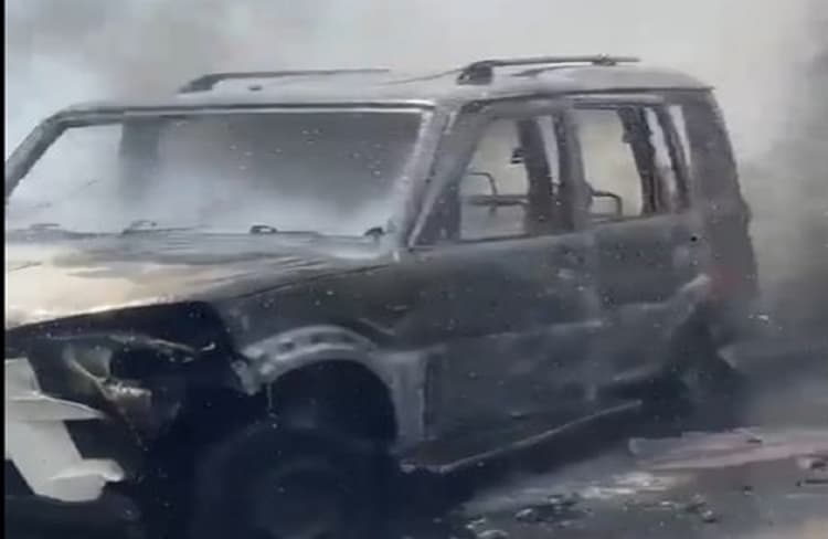 नोएडा: महिंद्रा शोरूम में लगी भीषण आग, कई वाहन जलकर खाक, दमकल विभाग की टीम ने पाया काबू