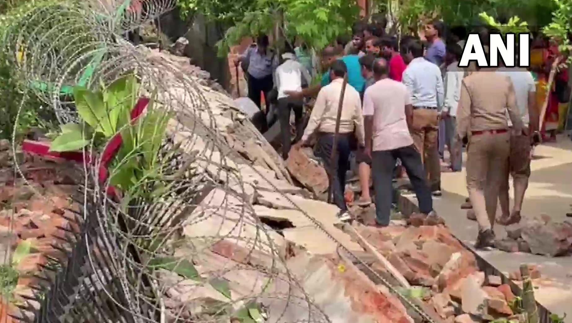 Noida News: नोएडा सेक्टर 21 में वॉउंड्री वॉल गिरने से बड़ा हादसा, चार लोगों की मौत, नौ घायल Noida News: नोएडा सेक्टर 21 में वॉउंड्री वॉल गिरने से बड़ा हादसा, चार लोगों की मौत, नौ घायल