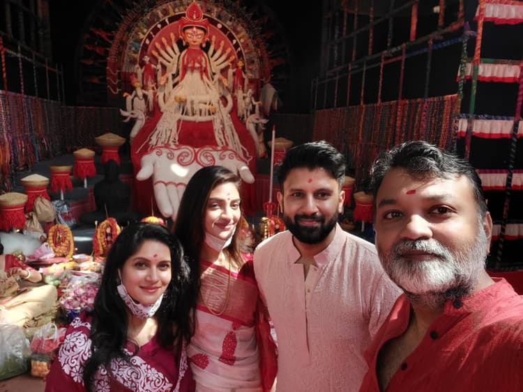 हैप्पी मूड में दिखीं नुसरत जहां, Instagram पर प्रेग्नेंसी को किया कंफर्म, देखें Photos