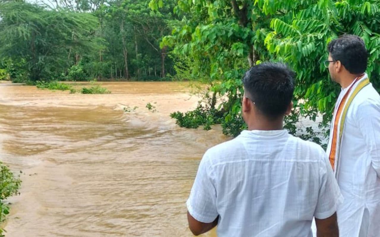 ओडिशा के 11 जिलों में 6.24 लाख लोग बाढ़ की चपेट में, सड़कें डूबीं, पेयजल की किल्लत