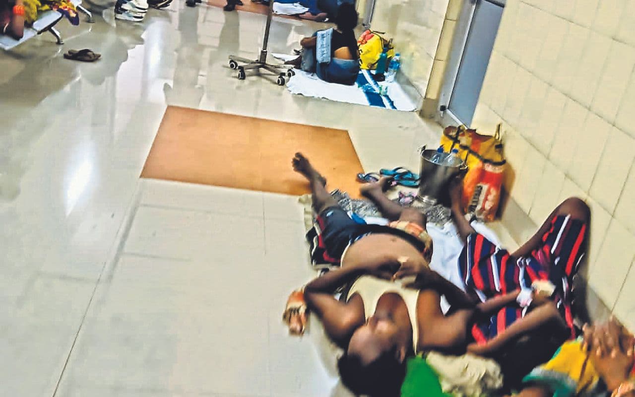 झारसुगुड़ा के जिला अस्पताल में अव्यवस्था का आलम, बेड की संख्या बढ़ाने की मांग