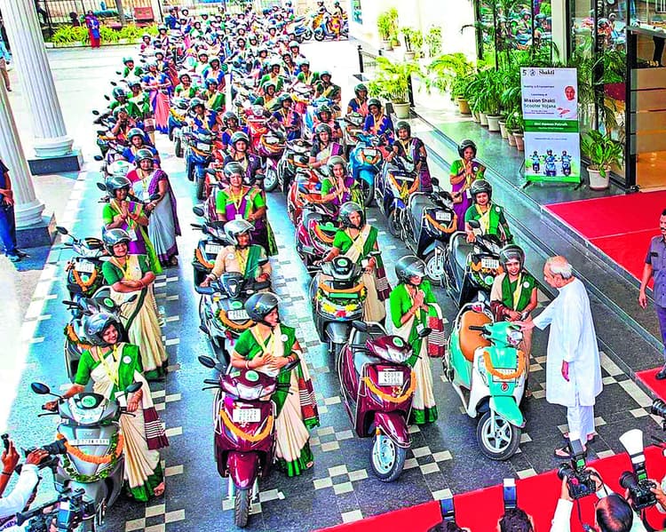 ओडिशा में मिशन शक्ति स्कूटर : सीएम नवीन पटनायक ने 15 हजार महिलाओं को सौंपी स्कूटर की चाबी