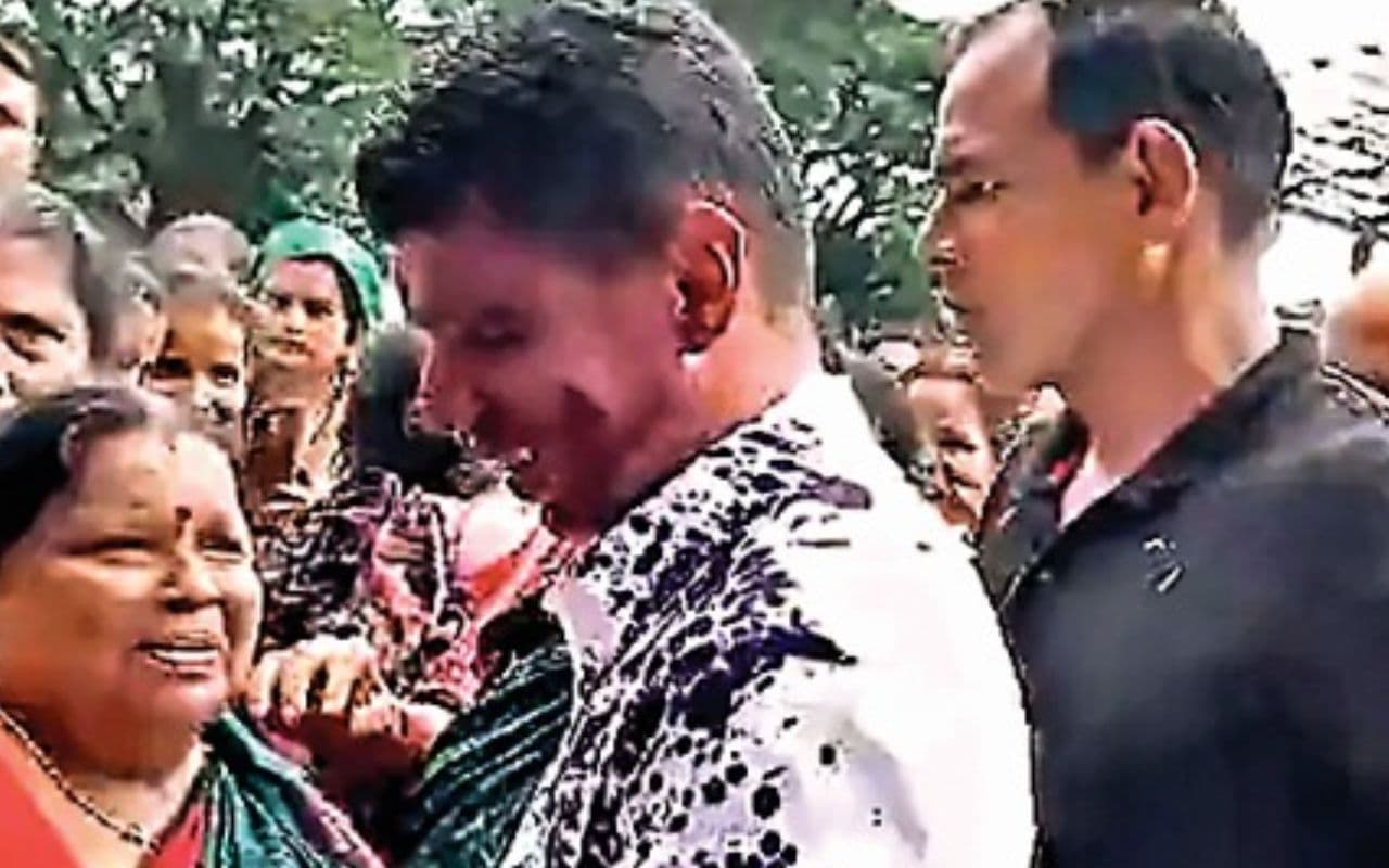 ओडिशा : पुरी में मुख्यमंत्री नवीन पटनायक के निजी सचिव और जिलाधिकारी पर फेंकी स्याही ओडिशा : पुरी में मुख्यमंत्री नवीन पटनायक के निजी सचिव और जिलाधिकारी पर फेंकी स्याही