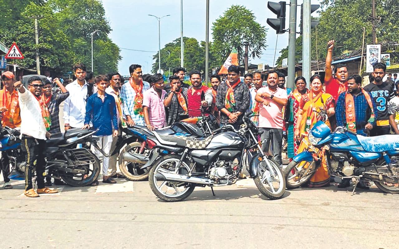 असिस्टेंट कलेक्टर सुस्मिता मिंज व एएसआइ एलिस लुगून की मौत की सीबीआई जांच के लिए सड़क पर उतरी बीजेपी