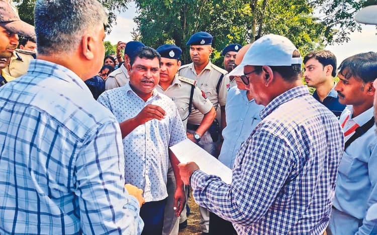 Indian Railways: राउरकेला पहुंचे दक्षिण पूर्व रेलवे के जीएम अनिल मिश्रा, बोले- एयरपोर्ट जैसा बनेगा स्टेशन