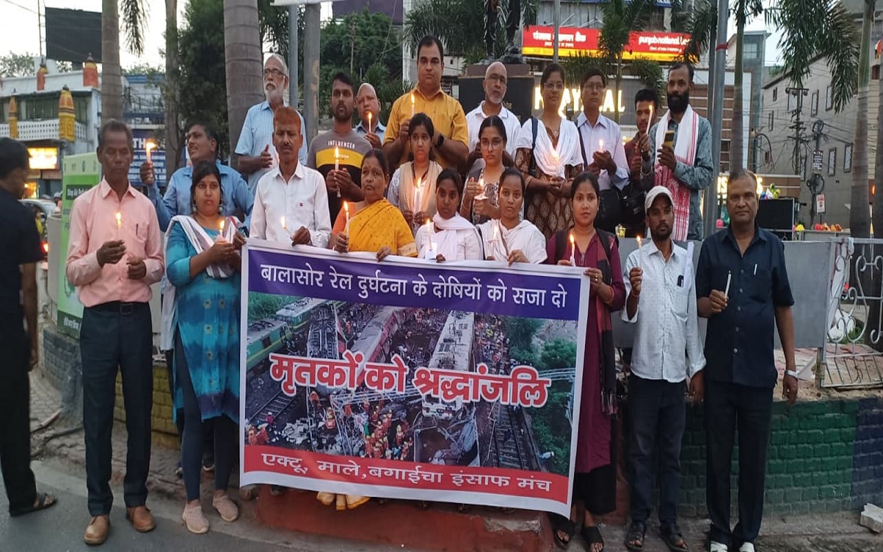 ओडिशा ट्रेन हादसे के मृतकों को दी गयी श्रद्धांजलि, 50 लाख मुआवजा व दोषियों को सजा देने की मांग