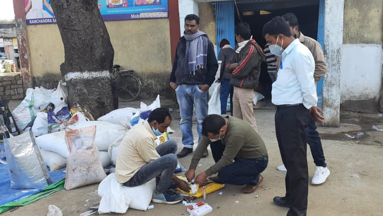 Jharkhand news: खूंटी के बाजारों में मिल रहे नकली सॉस और आटा, अधिकारियों की कार्रवाई से हड़कंप