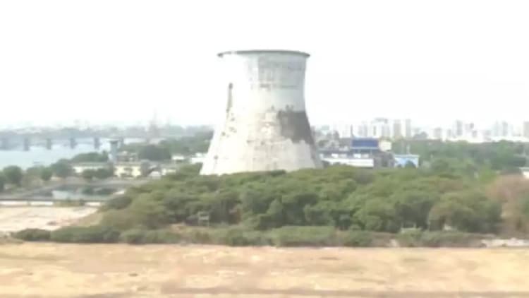 गुजरात के सूरत में विस्फोट कर ढहाया गया 30 साल पुराना पावर स्टेशन, चंद सेकेंड में हुआ जमींदोज, देखें VIDEO