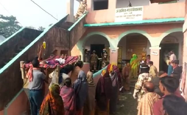 बिहार चुनाव: हाथ में स्लाइन और खटिया पर बदन, 100 साल के सुखदेव का मतदान के लिए गज़ब जुनून