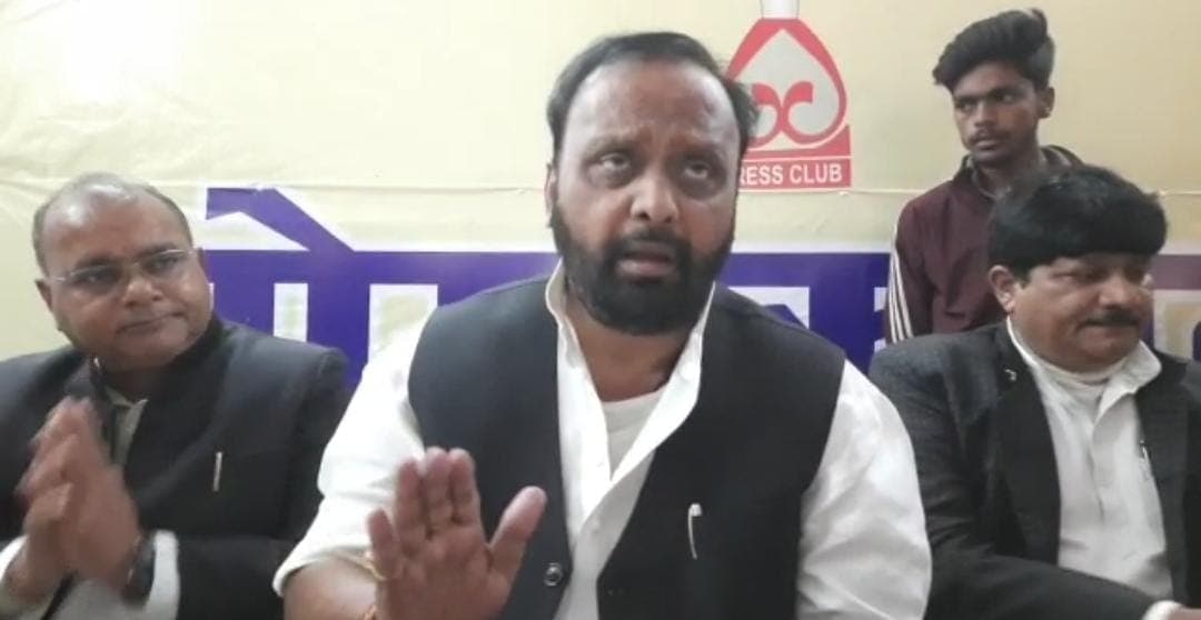 गोरखपुर पहुंचा सपा प्रतिनिधिमंडल, ओमप्रकाश बोले- वक्त मौन है गूंगा नहीं, बहुमत हमेशा नहीं रहता...