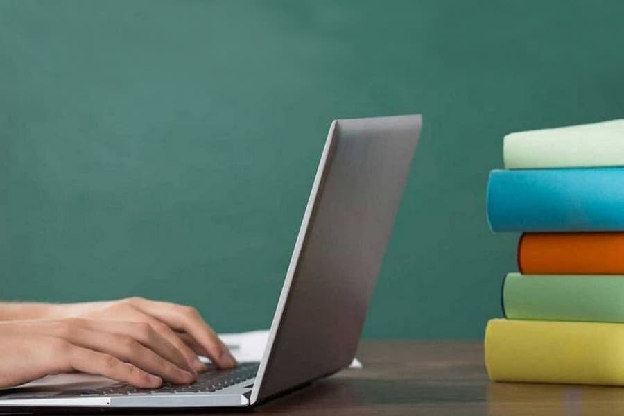 गांवों में नेटवर्क की समस्या से ऑनलाइन कक्षा से वंचित हैं बच्चे