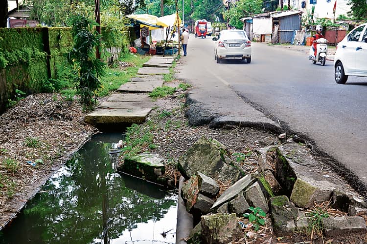 धनबाद : शहर के नालों से होते हुए हर दिन दामोदर में पहुंच रहा मानव मल