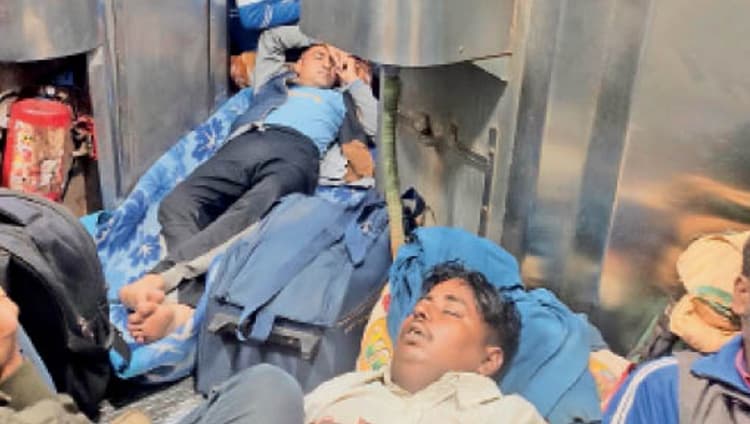 पुरुषोत्तम में 170, तो गरीब रथ में 319 वेटिंग, सूचिता के पर्व छठ में शौचालय के पास बैठकर घर आने को मजबूर लोग