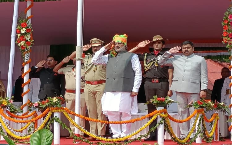 PHOTOS: झारखंड के राज्यपाल ने दुमका में किया ध्वजारोहण, कहा- संताल परगना में हुई है विकास की गति तेज