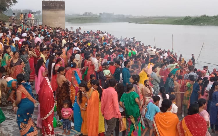 Chaiti Chhath Puja 2023: उदयमान सूर्य को अर्ध देने के बाद चैती छठ का समापन, देखें तस्वीरें