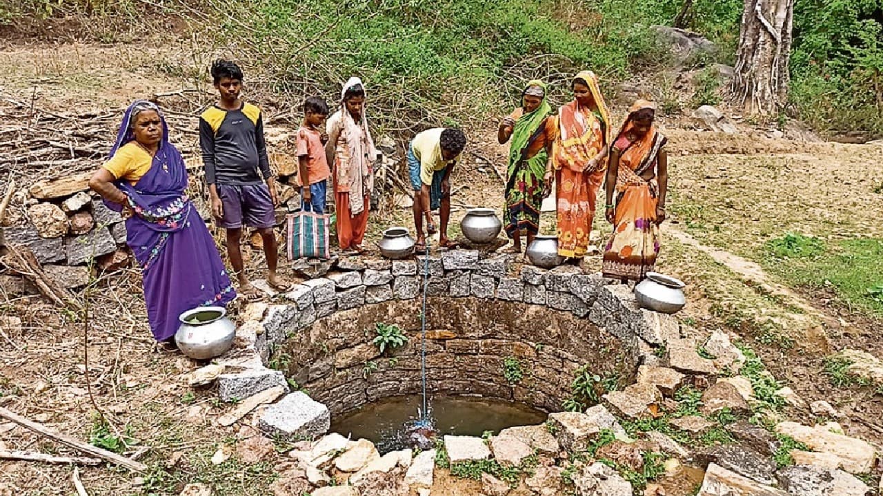 Jharkhand News: समस्याओं से जूझ रहा झारखंड का यह गांव, नेता-मंत्री तो दूर सरकारी अधिकारी भी नहीं लेते सुध