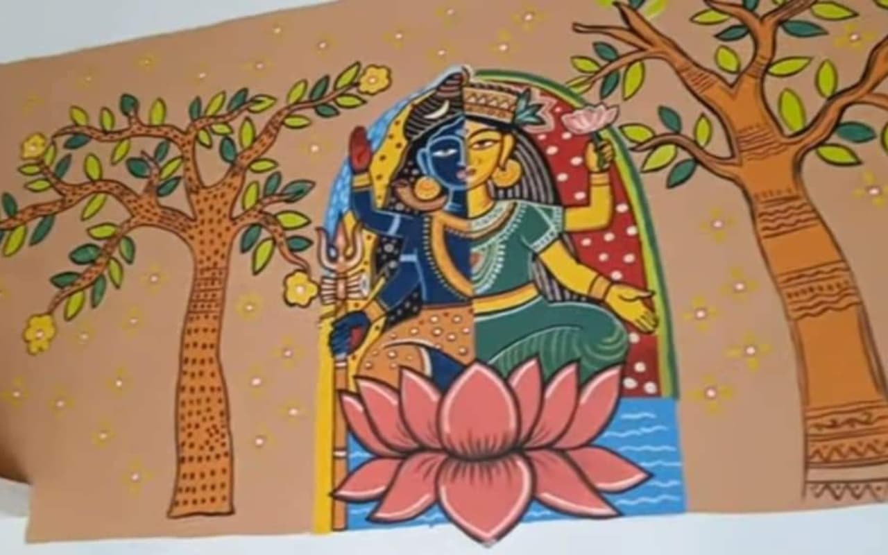 कभी नक्सलियों से प्रभावित था जंगल के बीच बसा लवनधारा गांव, आज घर-घर में हो रही अद्भुत पेंटिग, देखें तस्वीरें