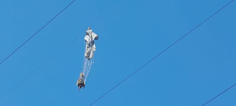 आगराः जंपिंग करते समय हाईटेंशन लाइन में उलझा पैराशूट, ऊंचाई से गिरने पर कमांडो की हुई मौत