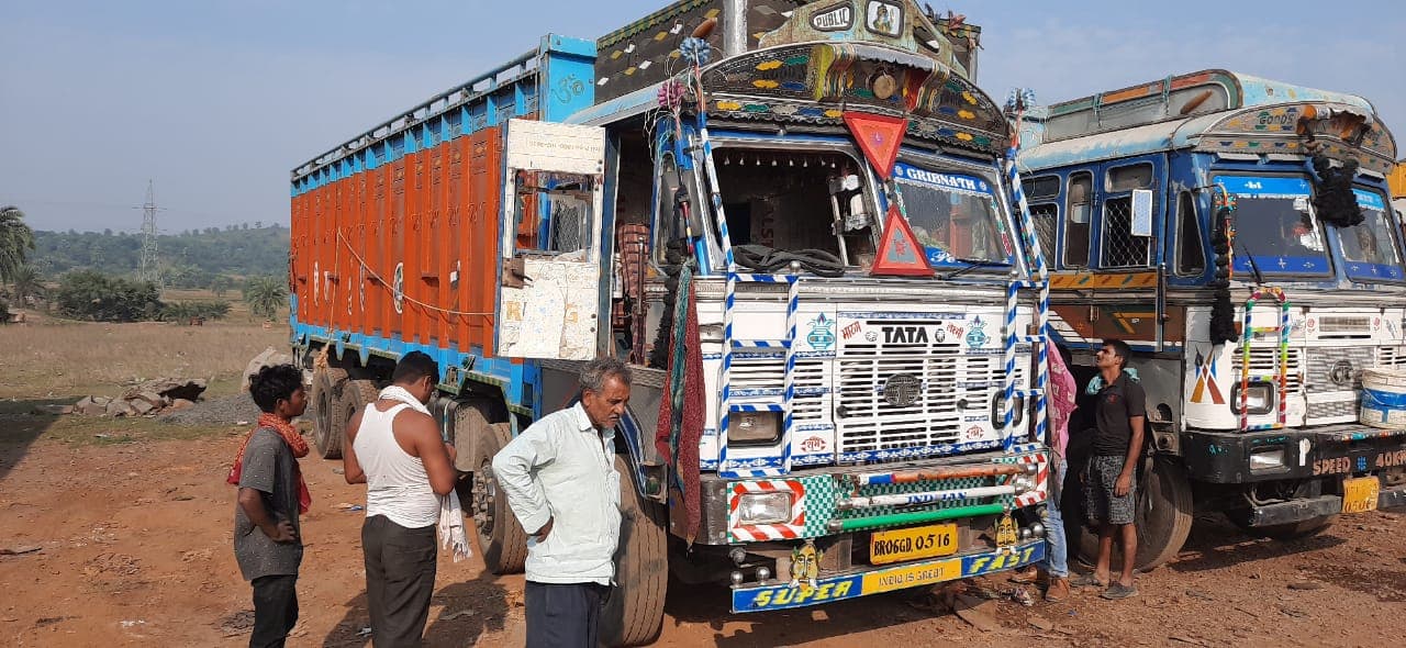 झारखंड में हथियार के बल पर नकाबपोश अपराधियों ने ट्रक चालकों से की लूटपाट, बम से किया हमला, एक ड्राइवर की हालत नाजुक