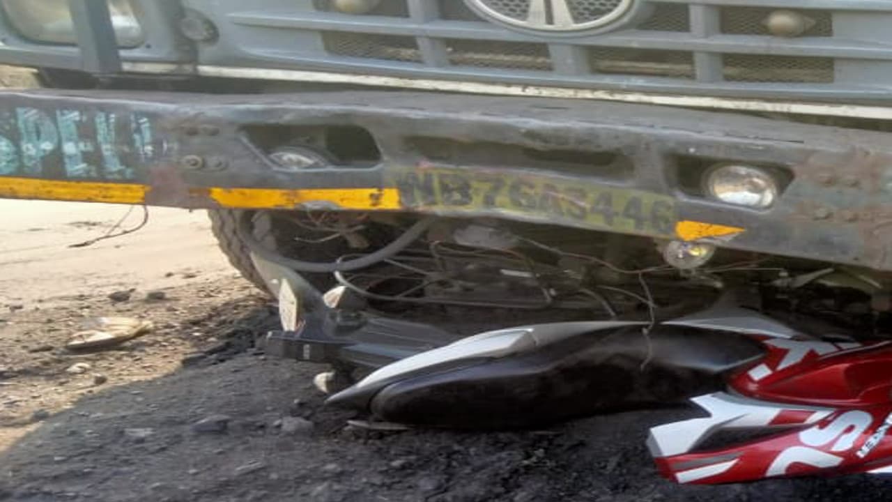 दुमका-पाकुड़ मुख्य मार्ग में जतरा पार्टी से भरा वाहन पलटा, एक दर्जन कलाकार घायल, दो की हालत गंभीर