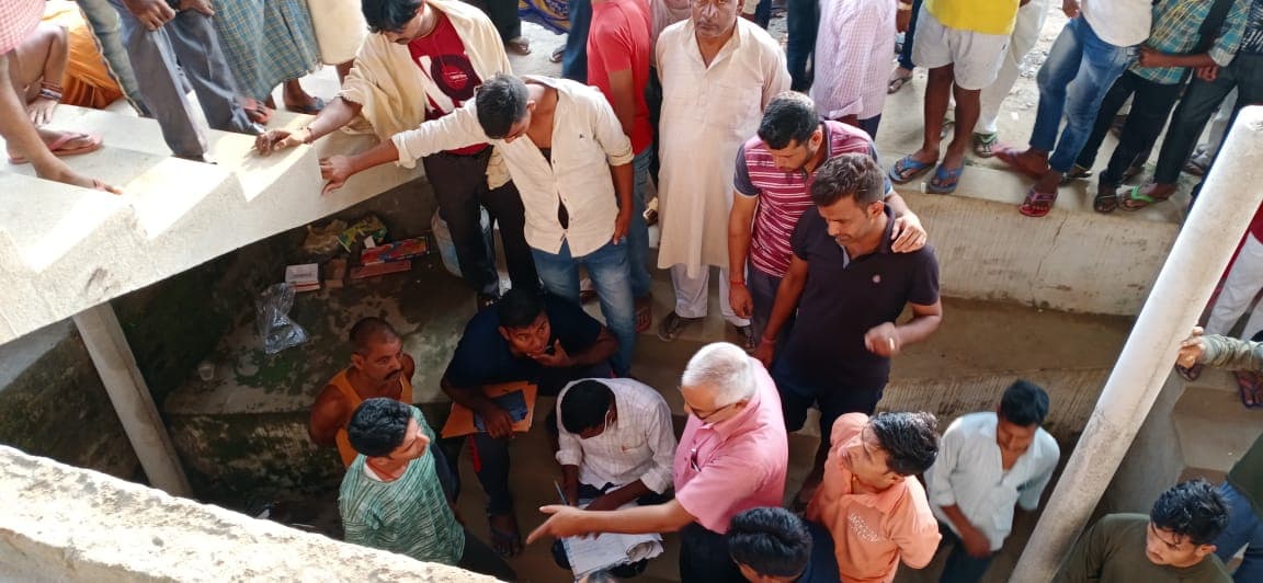 Jharkhand News: पलामू में पानी के लिए मचा हाहाकार, कोयल नदी के चुआड़ी से लोग बुझा रहे हैं प्यास
