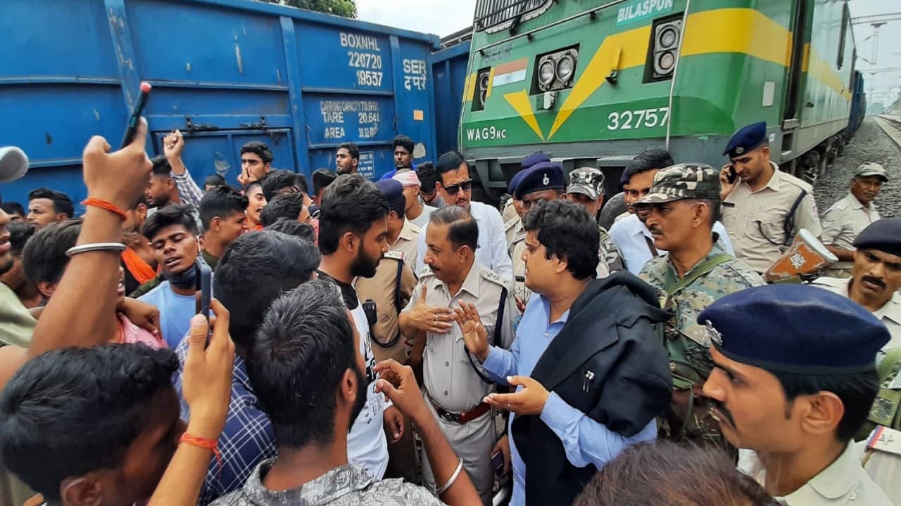 Jharkhand News: Agneepath की आंच पहुंची पलामू, NH 75 व रेलवे ट्रैक किया जाम, ट्रेनों का परिचालन शुरू