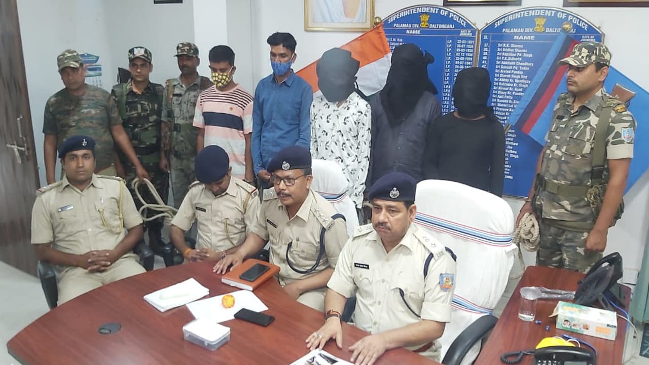 Jharkhand News: सीमेंट लोडेड ट्रक लूटपाट मामले का पलामू पुलिस ने किया खुलासा, 5 आरोपी गिरफ्तार, एक फरार Jharkhand News: सीमेंट लोडेड ट्रक लूटपाट मामले का पलामू पुलिस ने किया खुलासा, 5 आरोपी गिरफ्तार, एक फरार