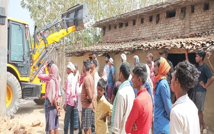 झारखंड: अतिक्रमण के खिलाफ चला बुलडोजर, कई घर व चहारदीवारी ध्वस्त, 300 फीट ग्रामीण सड़क हुई अतिक्रमणमुक्त
