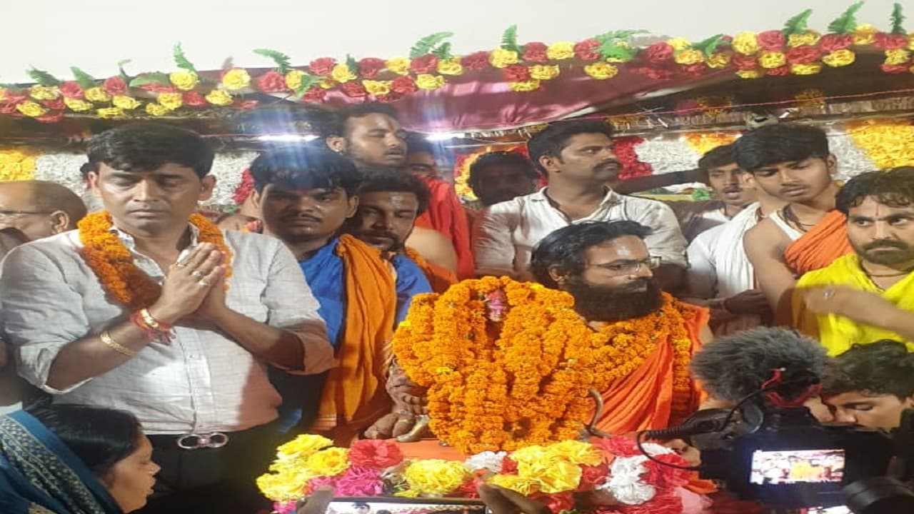 प्रवचन के दौरान रो पड़े सुंदर राज स्वामी जी महाराज, मिट्टी की खुदाई करने पर निकली मां दुर्गा की मूर्ति